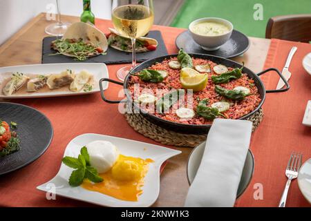 Un gros plan d'une table avec divers plats espagnols et mexicains Banque D'Images