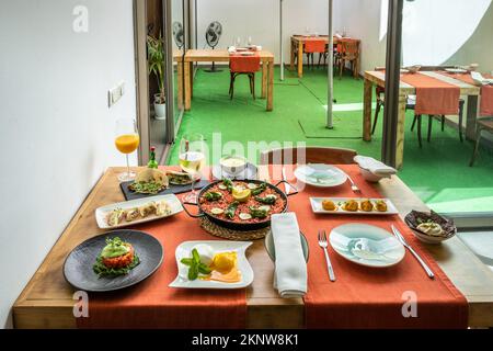 Une table avec divers plats espagnols et mexicains dans le restaurant Banque D'Images