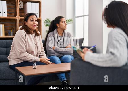Trois femmes mère et fille ayant la thérapie de psychologie au centre de psychologie Banque D'Images
