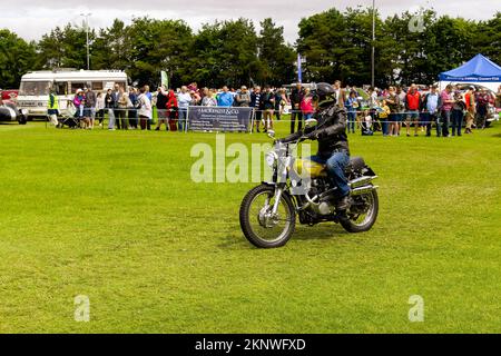 Bath, UK: 19 juin 2022: Honda CL350 Scrambler - 1971 - Reg No: EKR 109K au Bath Festival of Motouring 2022 Banque D'Images