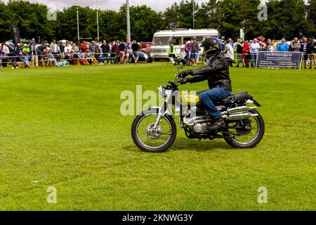 Bath, UK: 19 juin 2022: Honda CL350 Scrambler - 1971 - Reg No: EKR 109K au Bath Festival of Motouring 2022 Banque D'Images