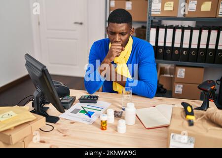 Jeune afro-américain homme ecommerce travailleur d'affaires toussant au bureau Banque D'Images