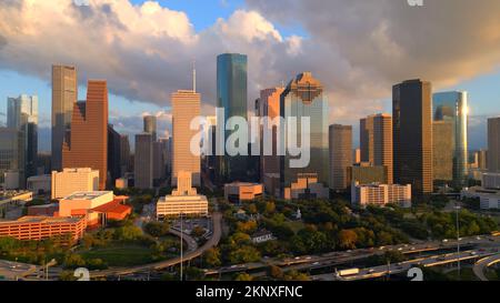 Skyline of Houston Texas at Sunset - HOUSTON, ÉTATS-UNIS - 30 OCTOBRE 2022 Banque D'Images