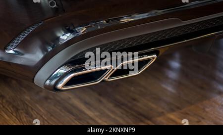 Un gros plan des tuyaux d'échappement AMG Mercedes Benz E63 Banque D'Images