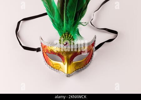 Composition de mardi gras coloré masque de carnaval sur fond blanc avec espace de copie Banque D'Images