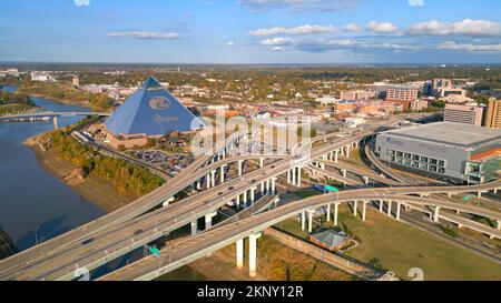 Circulation dans la ville de Memphis - MEMPHIS, ÉTATS-UNIS - 07 NOVEMBRE 2022 Banque D'Images