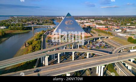 La célèbre Bass Pro Shops Pyramid dans la ville de Memphis - MEMPHIS, ÉTATS-UNIS - 07 NOVEMBRE 2022 Banque D'Images