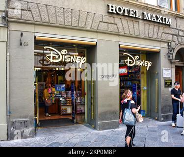 Florence, Italie - 10 mai 2018 : magasin Disney au rez-de-chaussée de l'hôtel Maxim, dans un quartier commerçant très animé. Banque D'Images