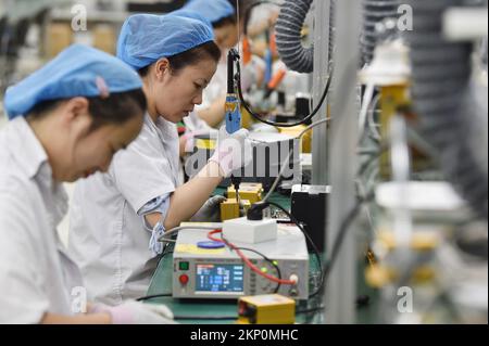 (221128) -- BEIJING, le 28 novembre 2022 (Xinhua) -- les employés travaillent à un atelier d'une entreprise de science et de technologie à Nanjing, dans la province de Jiangsu, en Chine orientale, le 16 septembre 2022. Les bénéfices des grandes entreprises industrielles chinoises ont diminué de 3 pour cent par rapport à l'année précédente au cours des 10 premiers mois de l'année, les données du Bureau national de statistique (NBS) ont montré dimanche. Les entreprises industrielles dont le revenu annuel principal des entreprises est d'au moins 20 millions de yuans (environ 2,8 millions de dollars américains) ont vu leurs bénéfices combinés atteindre environ 6,98 billions de yuans au cours de la période, a déclaré le NBS. Les revenus combinés de ces entreprises sustaine Banque D'Images