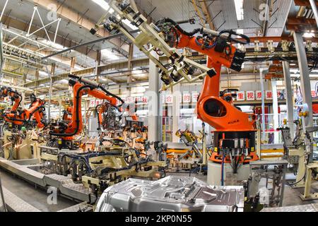 (221128) -- BEIJING, 28 novembre 2022 (Xinhua) -- cette photo prise le 27 octobre 2022 montre la chaîne de montage d'une entreprise automobile à Qingzhou, dans la province de Shandong, dans l'est de la Chine. Les bénéfices des grandes entreprises industrielles chinoises ont diminué de 3 pour cent par rapport à l'année précédente au cours des 10 premiers mois de l'année, les données du Bureau national de statistique (NBS) ont montré dimanche. Les entreprises industrielles dont le revenu annuel principal des entreprises est d'au moins 20 millions de yuans (environ 2,8 millions de dollars américains) ont vu leurs bénéfices combinés atteindre environ 6,98 billions de yuans au cours de la période, a déclaré le NBS. Les revenus combinés de ces sociétés Banque D'Images