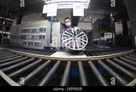 (221128) -- BEIJING, le 28 novembre 2022 (Xinhua) -- Un homme travaille sur une ligne de production de moyeu de roue automobile à un fabricant de produits en aluminium à Lianyungang, dans la province de Jiangsu, en Chine orientale, le 27 octobre 2022. Les bénéfices des grandes entreprises industrielles chinoises ont diminué de 3 pour cent par rapport à l'année précédente au cours des 10 premiers mois de l'année, les données du Bureau national de statistique (NBS) ont montré dimanche. Les entreprises industrielles dont le revenu annuel principal des entreprises est d'au moins 20 millions de yuans (environ 2,8 millions de dollars américains) ont vu leurs bénéfices combinés atteindre environ 6,98 billions de yuans au cours de la période, a déclaré le NBS. Le régime combiné Banque D'Images