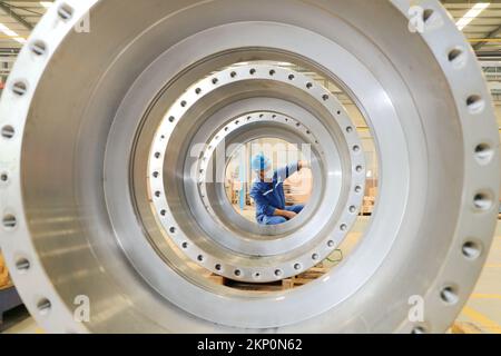 (221128) -- BEIJING, le 28 novembre 2022 (Xinhua) -- Un technicien vérifie l'équipement marin dans un atelier à Dongying, dans la province de Shandong, en Chine orientale, au 18 juillet 2022. Les bénéfices des grandes entreprises industrielles chinoises ont diminué de 3 pour cent par rapport à l'année précédente au cours des 10 premiers mois de l'année, les données du Bureau national de statistique (NBS) ont montré dimanche. Les entreprises industrielles dont le revenu annuel principal des entreprises est d'au moins 20 millions de yuans (environ 2,8 millions de dollars américains) ont vu leurs bénéfices combinés atteindre environ 6,98 billions de yuans au cours de la période, a déclaré le NBS. Les revenus combinés de ces entreprises ont soutenu la croissance duri Banque D'Images