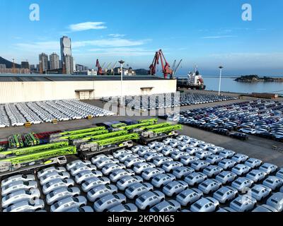 (221128) -- BEIJING, le 28 novembre 2022 (Xinhua) -- cette photo aérienne montre des véhicules et des produits mécaniques à un quai du port de Lianyungang dans la province de Jiangsu, en Chine orientale, le 30 septembre 2022. Les bénéfices des grandes entreprises industrielles chinoises ont diminué de 3 pour cent par rapport à l'année précédente au cours des 10 premiers mois de l'année, les données du Bureau national de statistique (NBS) ont montré dimanche. Les entreprises industrielles dont le revenu annuel principal des entreprises est d'au moins 20 millions de yuans (environ 2,8 millions de dollars américains) ont vu leurs bénéfices combinés atteindre environ 6,98 billions de yuans au cours de la période, a déclaré le NBS. Les revenus combinés de ces f Banque D'Images