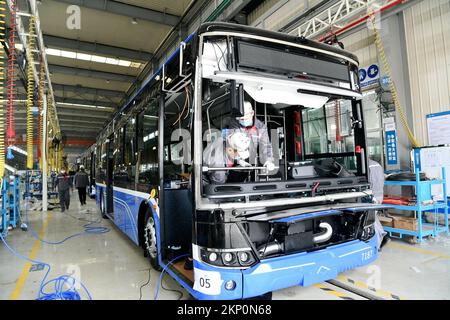 (221128) -- BEIJING, 28 novembre 2022 (Xinhua) -- les travailleurs produisent des autobus électriques sur la ligne de montage d'une nouvelle usine de véhicules énergétiques à Shijiazhuang, dans la province de Hebei, au nord de la Chine, à 24 mars 2022. Les bénéfices des grandes entreprises industrielles chinoises ont diminué de 3 pour cent par rapport à l'année précédente au cours des 10 premiers mois de l'année, les données du Bureau national de statistique (NBS) ont montré dimanche. Les entreprises industrielles dont le revenu annuel principal des entreprises est d'au moins 20 millions de yuans (environ 2,8 millions de dollars américains) ont vu leurs bénéfices combinés atteindre environ 6,98 billions de yuans au cours de la période, a déclaré le NBS. Les revenus combinés de t Banque D'Images