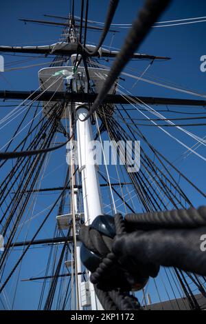 Monter jusqu'au mât principal sur l'USS Constitution Banque D'Images