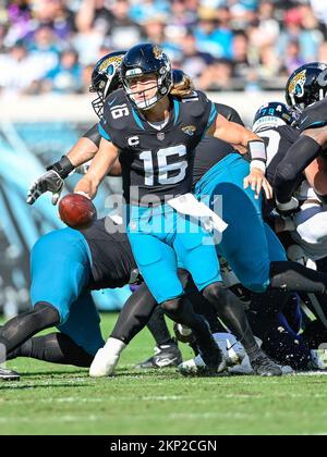 Jacksonville, Floride, États-Unis. 27th novembre 2022. Jacksonville Jaguars Quarterback Trevor Lawrence (16) lors d'un match contre les Baltimore Ravens à Jacksonville, Floride. Roméo T Guzman/CSM/Alamy Live News Banque D'Images