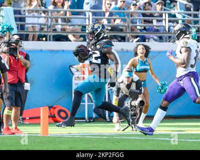 Jacksonville, Floride, États-Unis. 27th novembre 2022. Jacksonville Jaguars qui a fait reculer JaMycal Hasty (22) lors d'un match contre les Baltimore Ravens à Jacksonville, FL. Roméo T Guzman/CSM/Alamy Live News Banque D'Images