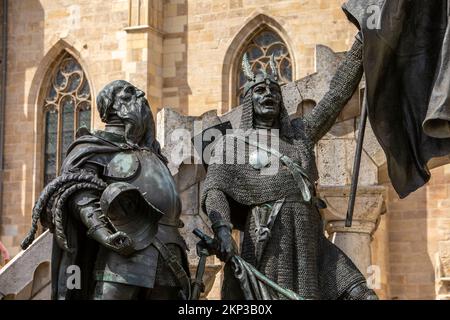 Statue de Mathias Rex en face de l'église Saint Michaels sur la place Unirii, Cluj-Napoca, Roumanie Banque D'Images