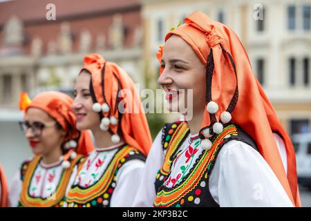 Danseurs folkloriques roumains et hongrois devant l'église Saint Michel à la place Unirii, Cluj-Napoca, Roumanie Banque D'Images