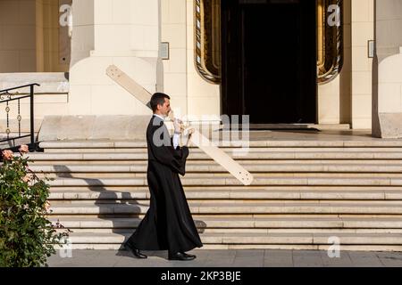 Préist à la cathédrale de réunification Alba Iulia dans la région historique de Transylvanie, Roumanie Banque D'Images