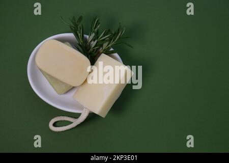 gros plan sur des porte-savon faits à la main, sur fond vert, blanc Banque D'Images