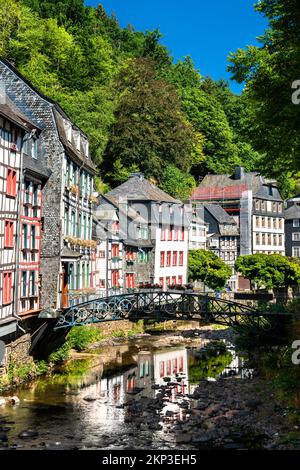 Ville de Monschau au-dessus du fleuve Rur en Rhénanie-du-Nord-Westphalie, Allemagne Banque D'Images