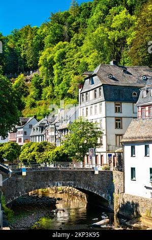 Ville de Monschau au-dessus du fleuve Rur en Rhénanie-du-Nord-Westphalie, Allemagne Banque D'Images