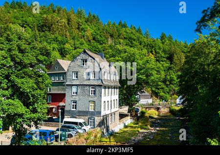 Ville de Monschau au-dessus du fleuve Rur en Rhénanie-du-Nord-Westphalie, Allemagne Banque D'Images
