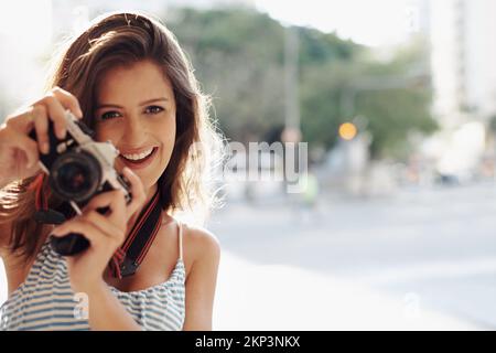 Shes à la maison dans la ville. une jeune femme attrayante dans un cadre urbain. Banque D'Images