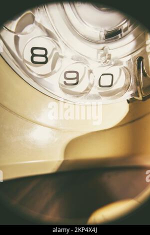 Macro photo sur une figure sombre silhoueté contre un compte à rebours de nombres sur un ancien tour de téléphone. Réception nostalgique Banque D'Images