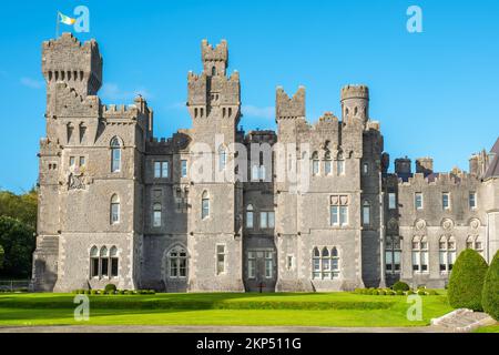 Vue sur les tours du château médiéval d'Ashford. Cong, Comté de Mayo, Irlande Banque D'Images