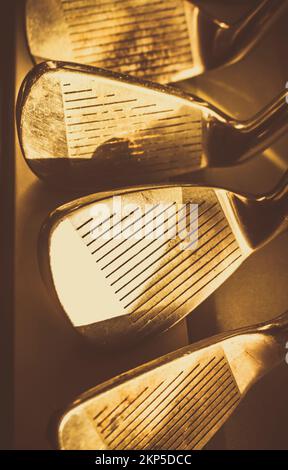 Golf vintage encore la vie sur un cadre de fers à repasser de golf dans le cadre rustique de réflexion ancienne Banque D'Images
