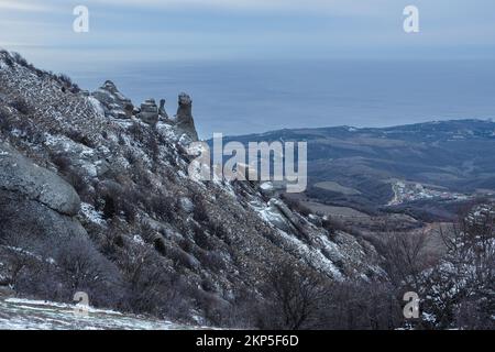 Vue sur les montagnes bizarres depuis le terrain ensoleillé du mont Demerdzhi au début du printemps. Crimée Banque D'Images