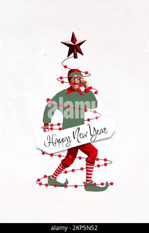 Photo bande dessinée dessin dessin collage photo de l'incroyable père noël assistant attaché xmas illumination isolé dessin arrière-plan Banque D'Images