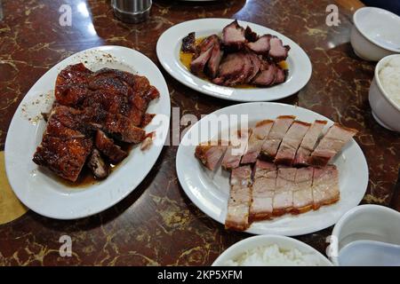 Barbecue au miel poitrine de porc croustillante servie avec du canard rôti sur une assiette blanche Banque D'Images