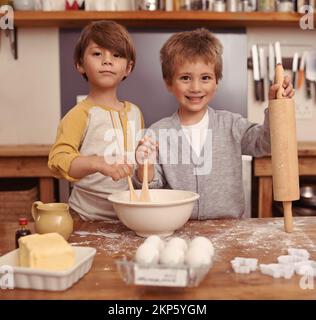 Nous allons être les meilleurs boulangers de tous les temps. deux jeunes frères cuisant dans la cuisine. Banque D'Images