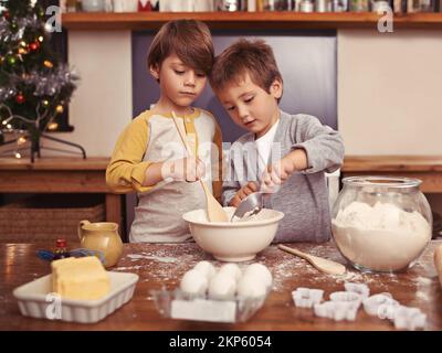 Cuisson avec son frère. deux jeunes frères cuisant dans la cuisine. Banque D'Images