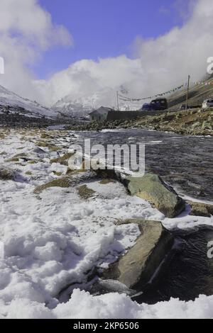 ruisseau de montagne gelé qui coule à travers la pittoresque vallée alpine à yumesodong ou point zéro, la belle vallée de l'himalaya situé à sikkim, inde Banque D'Images