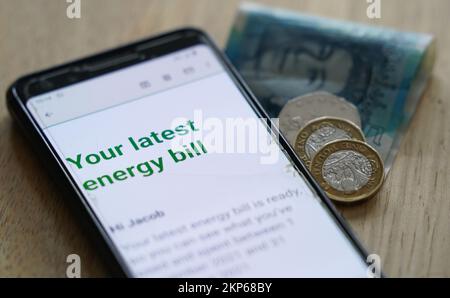Photo du dossier datée du 03/02/22 d'une facture énergétique en ligne, alors que des millions de personnes vivant en Écosse s'inquiètent du coût de la vie cet hiver, une nouvelle analyse de Citizens Advice Scotland a trouvé. Banque D'Images