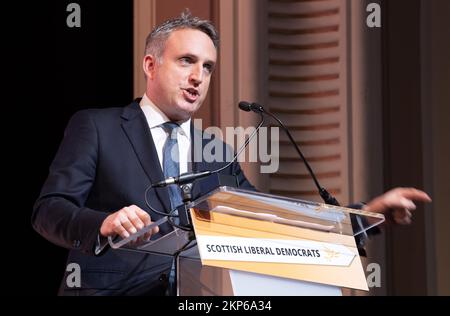 Photo du dossier datée du 29/10/22 du leader libéral démocrate écossais Alex Cole-Hamilton MSP prenant la parole à la Conférence d'automne des libéraux-démocrates écossais à la Maison de ville, Hamilton, South Lanarkshire. M. Cole-Hamilton appelle la secrétaire à la santé, Humza Yousaf, à prendre des mesures pour s'attaquer aux temps d'attente « inacceptables », alors qu'un enfant a attendu quatre ans et demi pour un diagnostic de développement neurologique dans un secteur du conseil de santé, indiquent de nouvelles données. Date de publication : lundi 28 novembre 2022. Banque D'Images