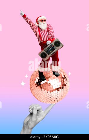 Collage 3D image de pinup pop rétro croquis de snata claus à l'écoute de Noël chants de Noël dansant arrière-plan de peinture isolé Banque D'Images