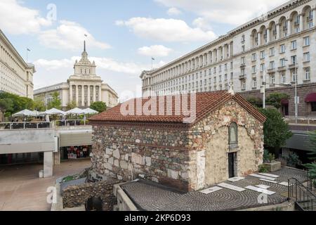 Église Saint Petka devant le Parlement bulgare à Sofia. Banque D'Images