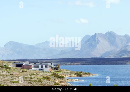 Hermanus, Afrique du Sud - 20 septembre 2022: Maisons dans le domaine viticole de Benguela Cove à côté de la lagune de Botrivier près de Hermanus dans la province du Cap occidental Banque D'Images