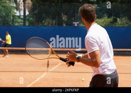 Leurs amis et leurs grands rivaux sur le terrain. Deux joueurs de tennis masculins sur le court. Banque D'Images