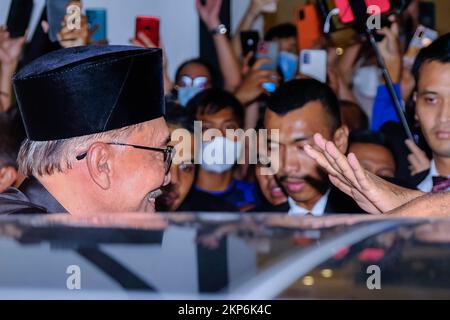 Kajang, Malaisie. 24th novembre 2022. Anwar Ibrahim salue ses partisans tout en quittant une conférence de presse. Anwar Ibrahim a été nommé Premier ministre malaisien 10th par Yang di-Pertuan Agong Al-Sultan Abdullah RI'ayatuddin Al-Mustafa Billah Shah. Anwar Ibrahim a attendu 24 ans pour être le premier ministre. Des centaines de Malaysiens et de médias se sont réunis au Sungai long Golf and Country Club pour assister au moment historique. (Photo de Faris Hadziq/SOPA Images/Sipa USA) crédit: SIPA USA/Alay Live News Banque D'Images