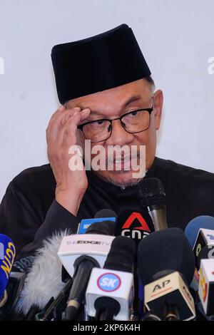 Kajang, Malaisie. 24th novembre 2022. Anwar Ibrahim a vu faire des discours pendant une conférence de presse. Anwar Ibrahim a été nommé Premier ministre malaisien 10th par Yang di-Pertuan Agong Al-Sultan Abdullah RI'ayatuddin Al-Mustafa Billah Shah. Anwar Ibrahim a attendu 24 ans pour être le premier ministre. Des centaines de Malaysiens et de médias se sont réunis au Sungai long Golf and Country Club pour assister au moment historique. (Photo de Faris Hadziq/SOPA Images/Sipa USA) crédit: SIPA USA/Alay Live News Banque D'Images