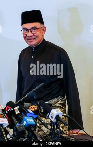 Kajang, Selangor, Malaisie. 24th novembre 2022. Anwar Ibrahim vu lors d'une conférence de presse. Anwar Ibrahim a été nommé Premier ministre malaisien 10th par Yang di-Pertuan Agong Al-Sultan Abdullah RI'ayatuddin Al-Mustafa Billah Shah. Anwar Ibrahim a attendu 24 ans pour être le premier ministre. Des centaines de Malaysiens et de médias se sont réunis au Sungai long Golf and Country Club pour assister au moment historique. (Credit image: © Faris Hadziq/SOPA Images via ZUMA Press Wire) Banque D'Images