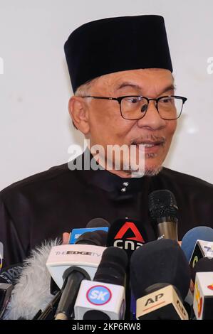 Kajang, Selangor, Malaisie. 24th novembre 2022. Anwar Ibrahim a vu faire des discours pendant une conférence de presse. Anwar Ibrahim a été nommé Premier ministre malaisien 10th par Yang di-Pertuan Agong Al-Sultan Abdullah RI'ayatuddin Al-Mustafa Billah Shah. Anwar Ibrahim a attendu 24 ans pour être le premier ministre. Des centaines de Malaysiens et de médias se sont réunis au Sungai long Golf and Country Club pour assister au moment historique. (Credit image: © Faris Hadziq/SOPA Images via ZUMA Press Wire) Banque D'Images