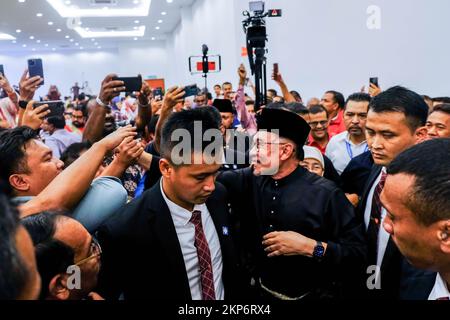 Kajang, Selangor, Malaisie. 24th novembre 2022. Anwar Ibrahim salue les gens tout en quittant une conférence de presse. Anwar Ibrahim a été nommé Premier ministre malaisien 10th par Yang di-Pertuan Agong Al-Sultan Abdullah RI'ayatuddin Al-Mustafa Billah Shah. Anwar Ibrahim a attendu 24 ans pour être le premier ministre. Des centaines de Malaysiens et de médias se sont réunis au Sungai long Golf and Country Club pour assister au moment historique. (Credit image: © Faris Hadziq/SOPA Images via ZUMA Press Wire) Banque D'Images