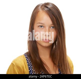 Être adolescent est facile. Photo studio d'une jolie adolescente isolée sur blanc. Banque D'Images